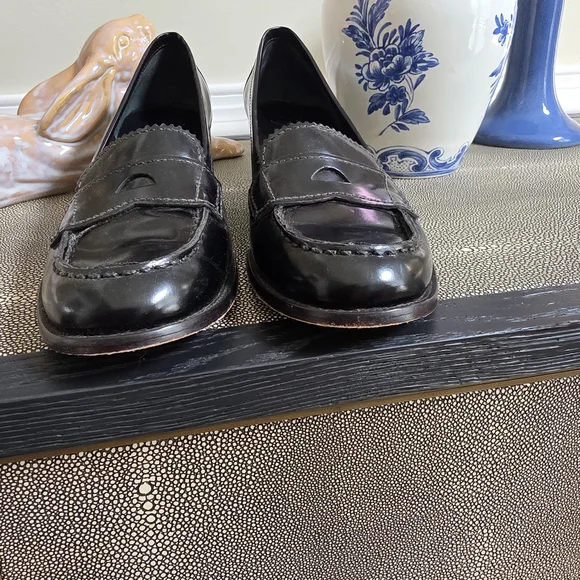 Tory Burch Black Leather Loafers with Gold Logo - Picture 4 of 7